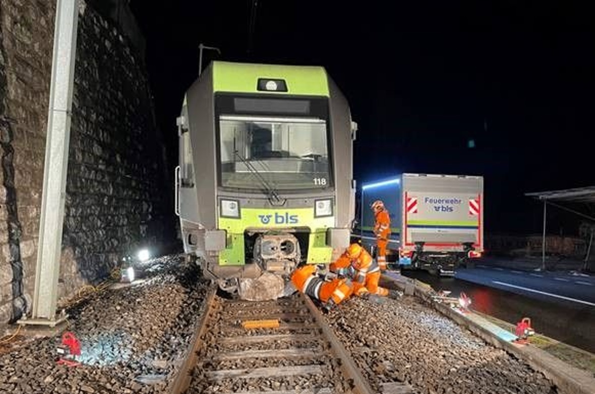 Der entgleiste Zug wurde mittels eines Hilfswagens wieder aufgegleist.