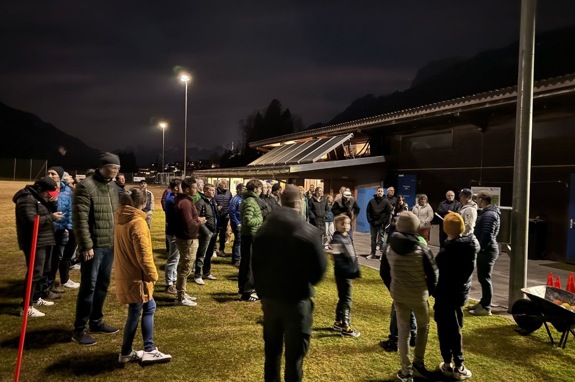 Der erfolgreiche Projektabschluss wurde auf dem Fussballplatz gefeiert.