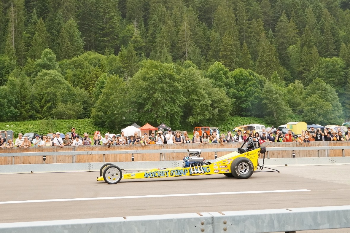 Der erste Probelauf des gelben Slingshot Dragster ging nicht ganz wie geplant.