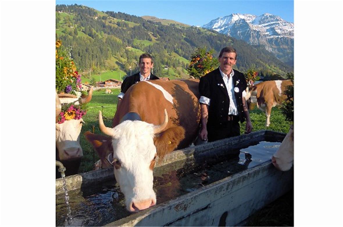 Der erste Schluck der Miss Lenk. Natürlich vor dem schönsten Talabschluss der Al...