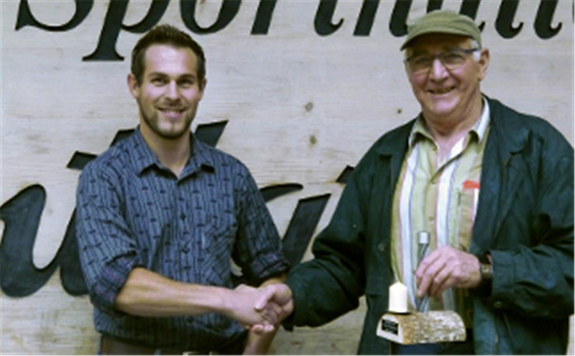 Der erste Seilsponsor Werner Mani hat aus den Händen von Geschäftsführer Andreas Wiedmer das als Kerzenständer arrangierte Stück Seil des Skilifts Tubelfärrich erhalten.