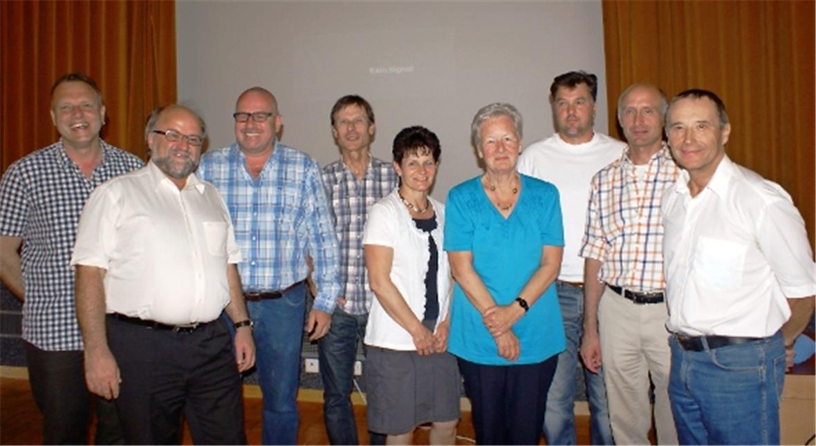 Der Verein Medizinische Grundversorgung ist gegründet Der erste Vorstand des Vereins «Medizinische Grundversorgung Simmental-Saanenland besteht aus Gerhard Schuck, Betriebsleiter Spitexverein Saanenland, André Streit, Geschäftsführer Alterswohnen STS AG; Christian Gafner, Gemeinderat Saanen; Dr. Beat Michel, Gstaad (Präsident); Anne Stucki, Gemeinderätin Diemtigen; Irène Küng, Aterszentrum Lindenmatte, Erlenbach; Dr. Daniel Trötschler, Chefarzt Chirurgie, Spital Zweisimmen; Dr. Philippe Ganz, Wimmis; Dr. Beat Hählen, Lenk. Nicht anwesend waren Bruno Guggisberg, CEO Spital STS AG und Rolf Michel, Gemeinderat Zweisimmen.