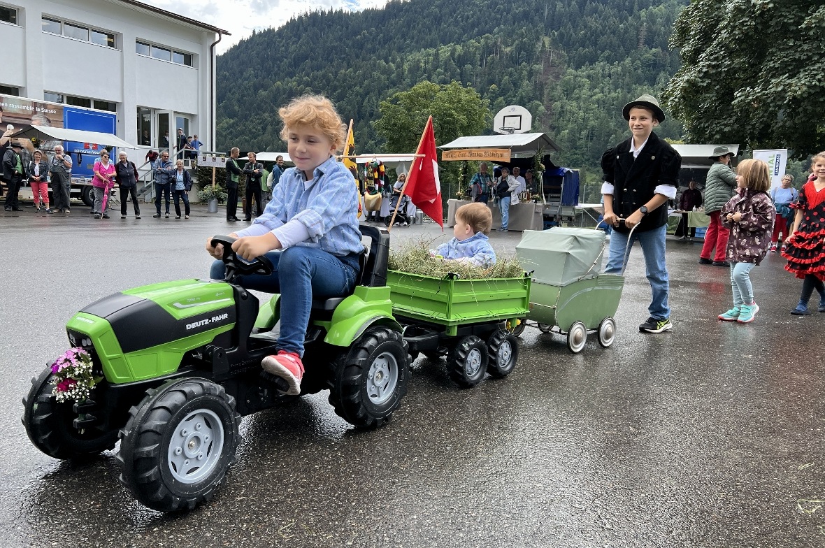 Der fantasievolle Kinderumzug zog die Aufmerksamkeit der Marktbesucher an.