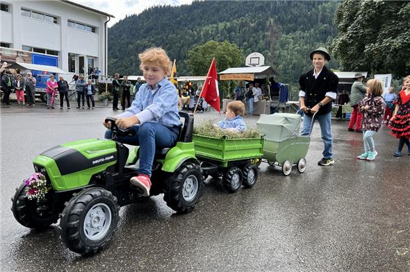 Der fantasievolle Kinderumzug zog die Aufmerksamkeit der Marktbesucher an.