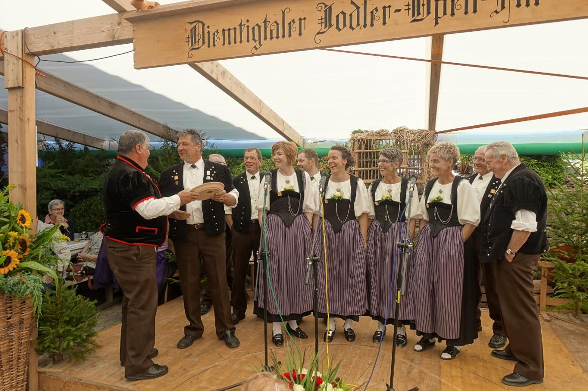 Der gebürtige Diemtigtaler Hans-Peter Minnig (links) überreichte als Sekretär de...