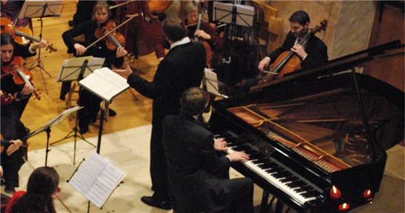 Der gebürtige Saaner Reto Reichenbach gab an den Saaner Altjahrskonzerten zum 10. Mal in Folge zusammen mit dem Orchestra degli Amici ein Heimspiel.