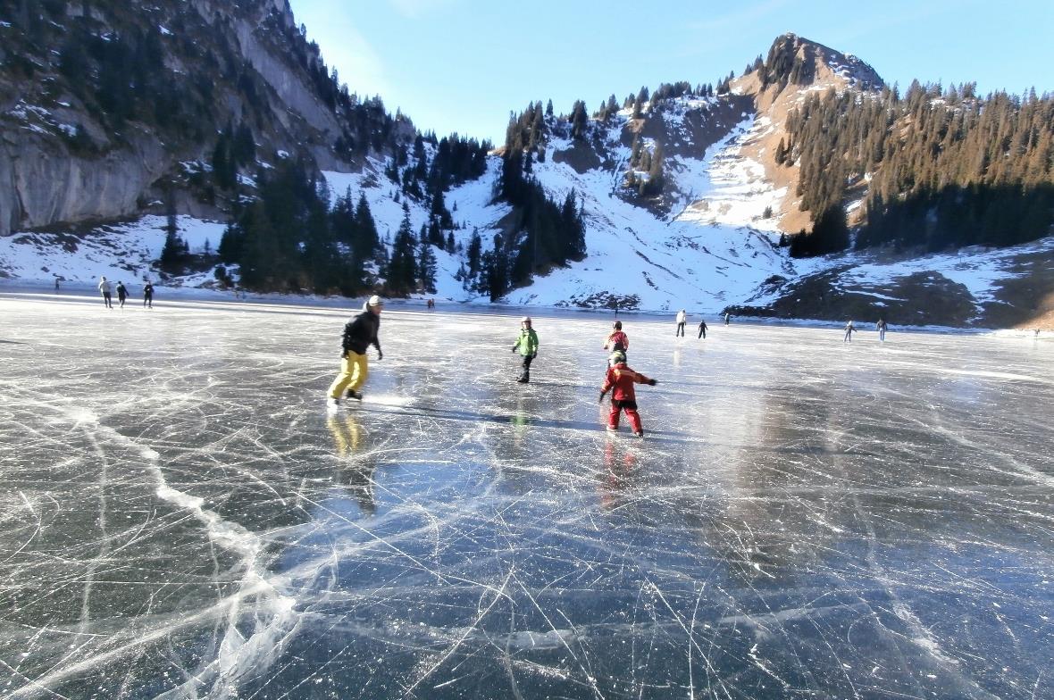 Der gefrorene Hinterstockensee im Stockhorngebiet, aktuell die flächenmässig grösste Natureisbahn im Simmental. Im Hintergrund das Cheibenhorn.