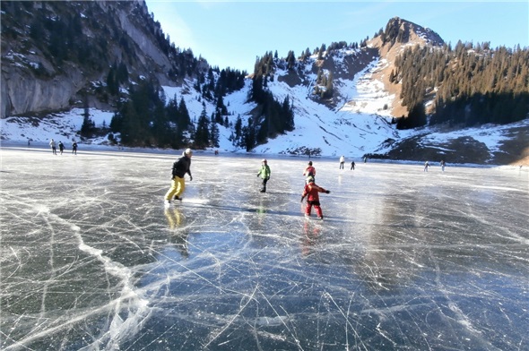 Der gefrorene Hinterstockensee im Stockhorngebiet, aktuell die flächenmässig grösste Natureisbahn im Simmental. Im Hintergrund das Cheibenhorn.