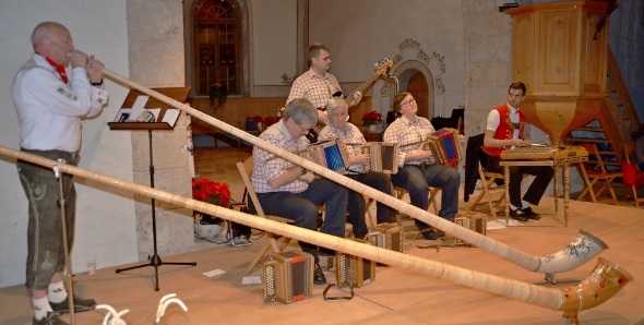 Der gemeinsame Auftritt von Alphorn, Hackbrett und den Örgeler war in seiner Art einzigartig und kam einer Premiere gleich.