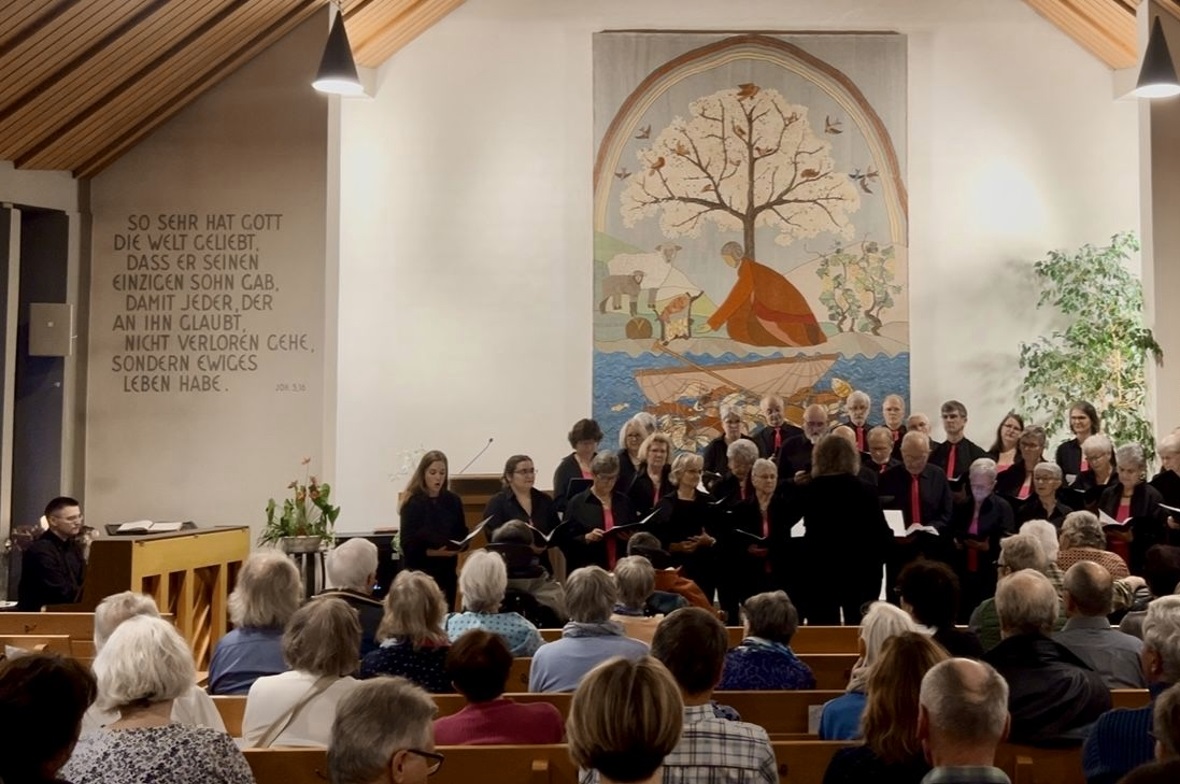 Der gemischte Chor begeisterte mit abwechslungsreichen Liedern, am Klavier begleitet durch Christoph Zbinden.
