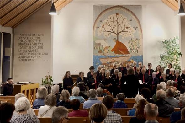 Der gemischte Chor begeisterte mit abwechslungsreichen Liedern, am Klavier begleitet durch Christoph Zbinden.