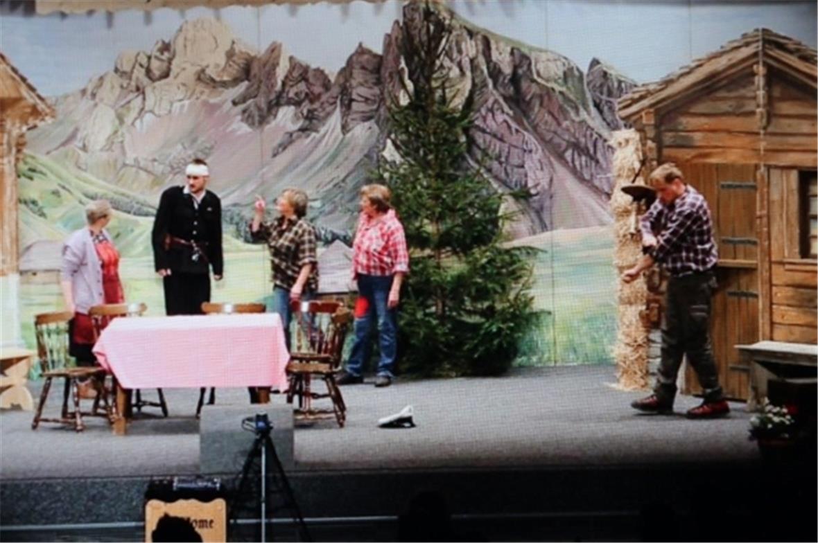 Der geschlagene Polizist zurück auf dem Hof.