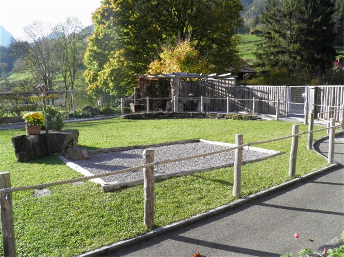 Der geschützte, schön angelegte und gestaltete Demenz-Garten bietet Erholung für die Gäste.