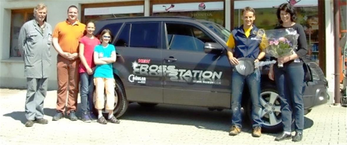 Suzuki Grand Vitara übergeben Der glücklichen Gewinnerin Andrea Lehmann und ihrer Familie wird der Hauptpreis des Ski-CHILBI Wettbewerbes übergeben.
