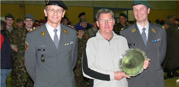 Der grosse Zinnteller ehrt die 45. absolvierten Läufe von Fred Brand aus Langenthal. Brand wurde am Hauptverlesen beglückwünscht von Divisionär Roland Favre (l.) und Zweitägeler-Kommandant Oberstlt Rolf Matti (r.).
