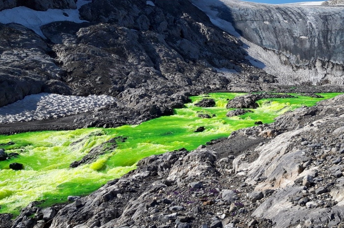 Der grün eingefärbte Trübbach beim Gletschertor.