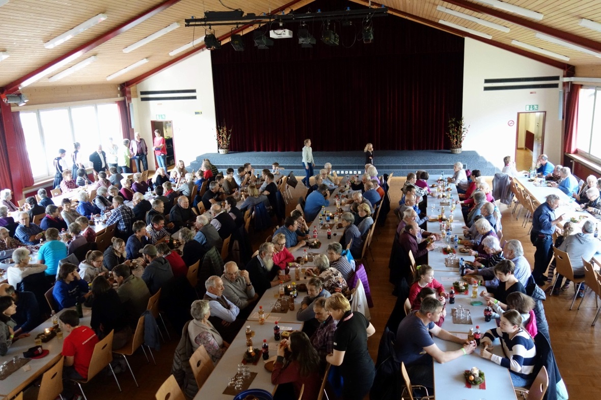 Der gut besuchte Gemeindesaal vor der Aufführung.