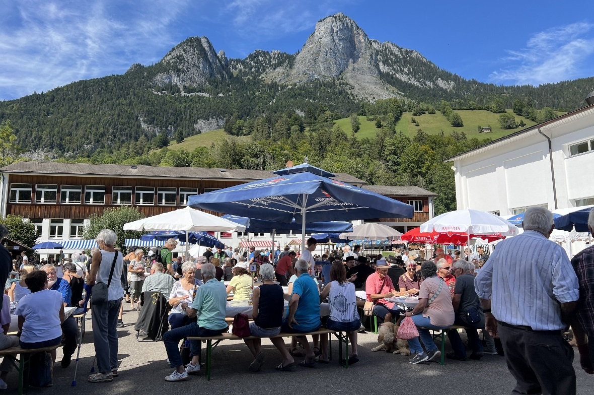 Der gut besuchte Märitplatz mit Boltiger Hausberg Mittagfluh.