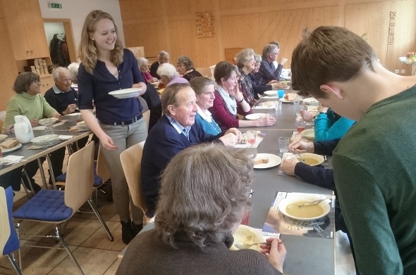 Der gut besuchte Suppentag im Kirchenraum Matten.