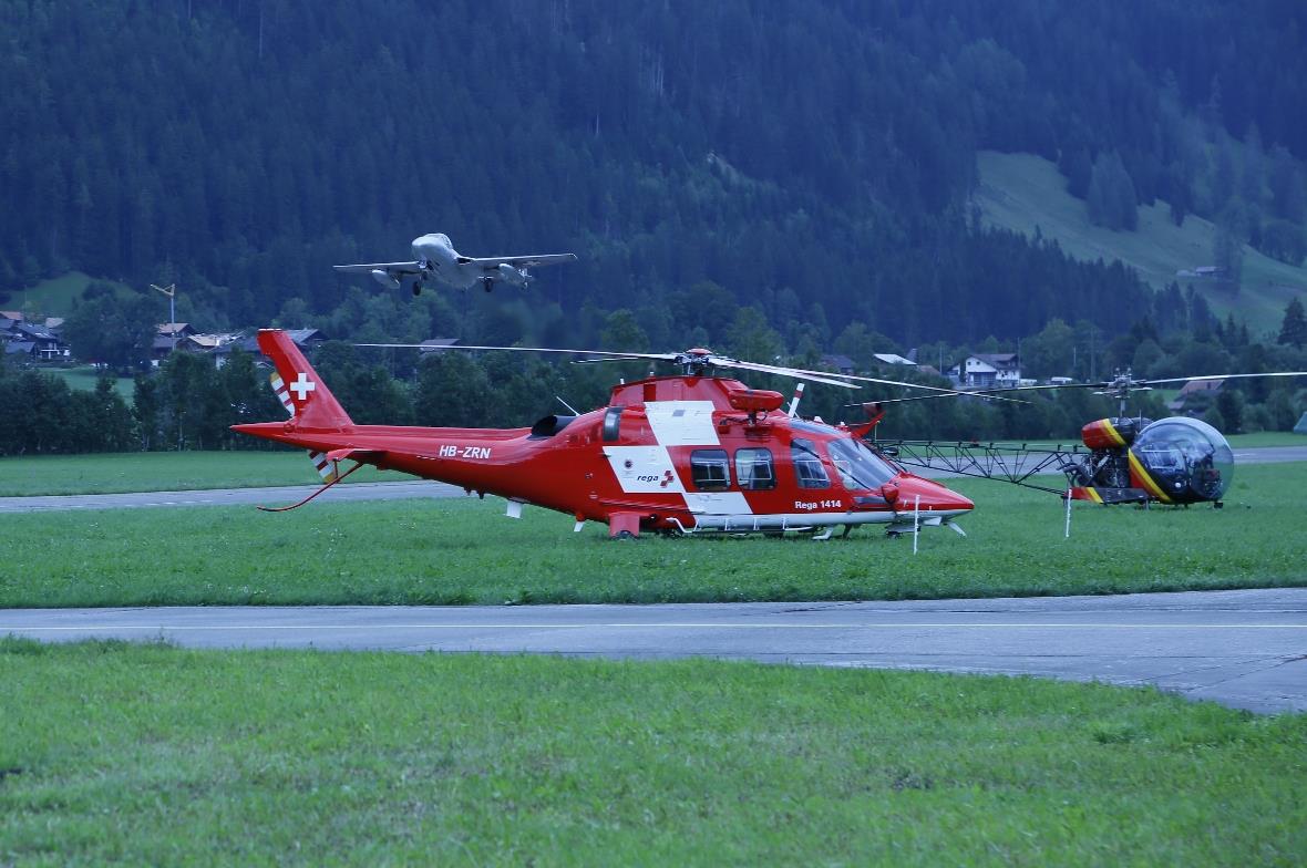 Der gute aalte Vampire über einem modernen Helikopter unserer Zeit und einer Alu...