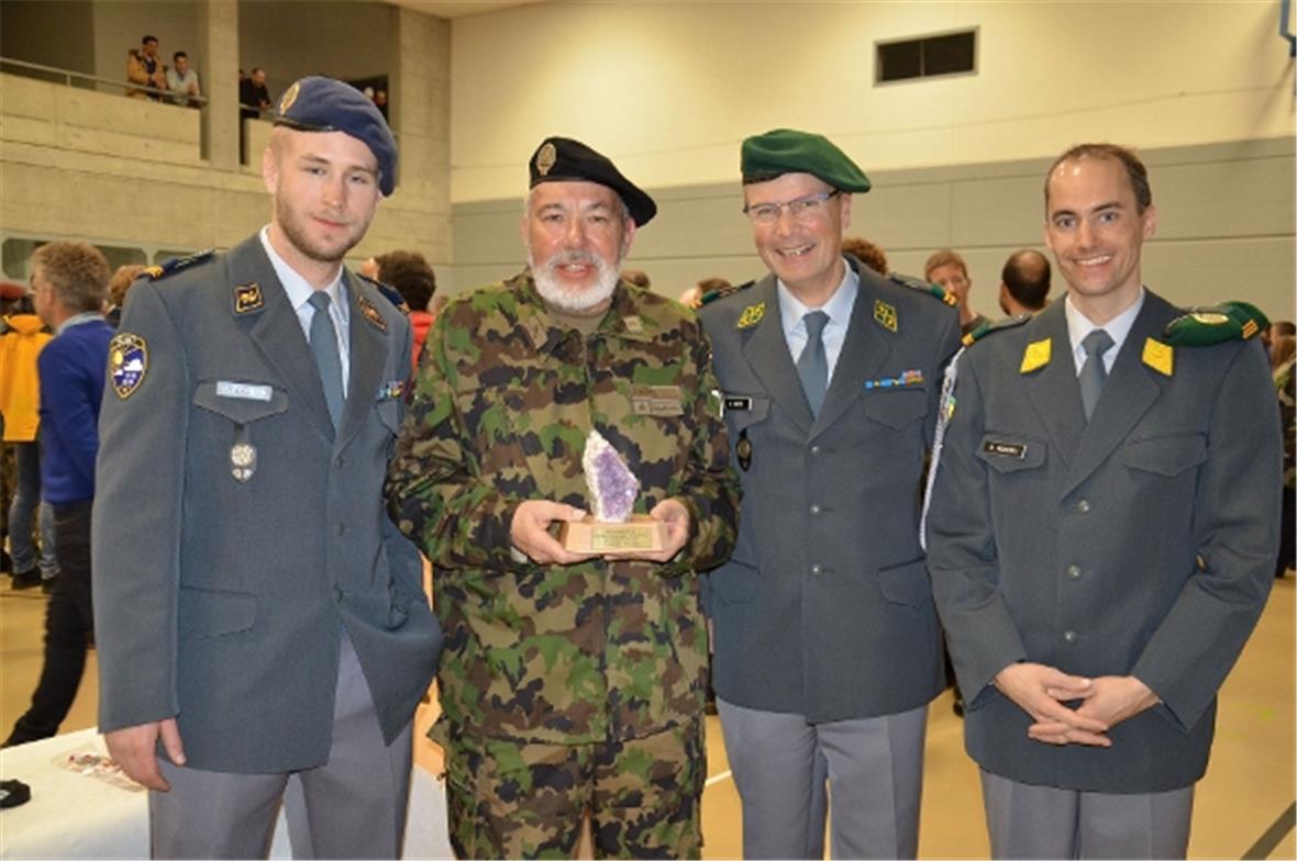 Der harte Kern des Zweitägeler-OK gratuliert dem Zuger Ruedi Köppel zum 52. Lauf...