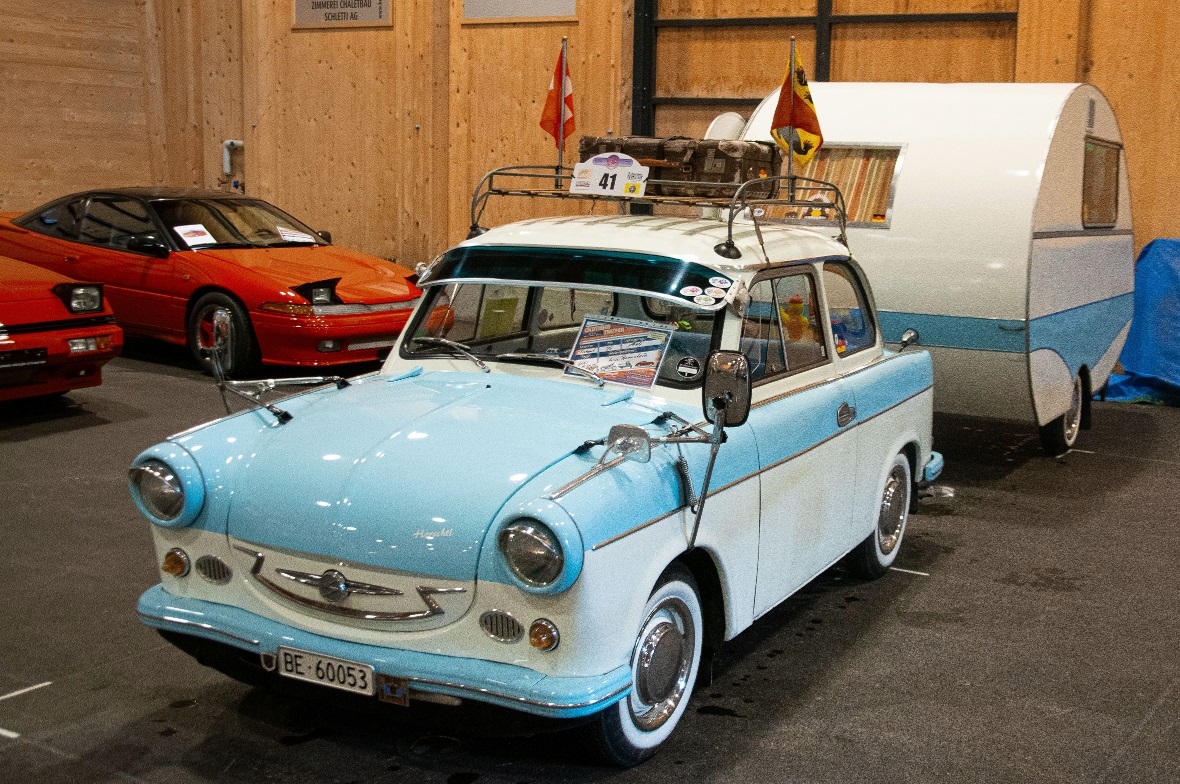 Der hellblaue Trabant mit passendem Wohnwagen war ein wahrer Blickfang.