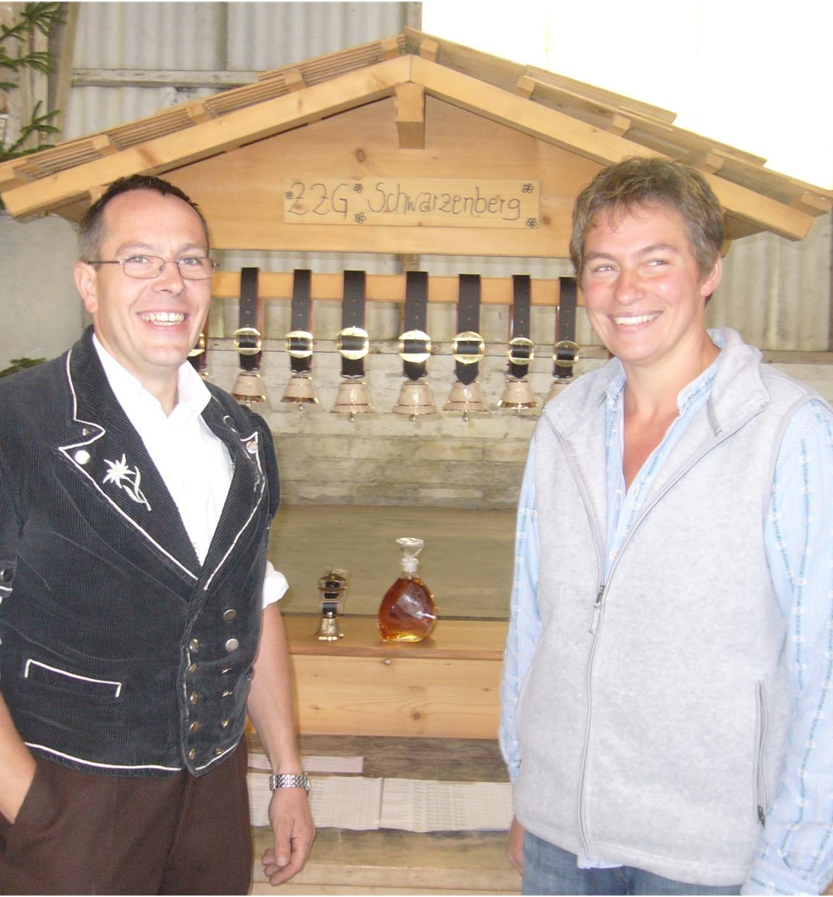 Jubiläumsschau der gemsfarbigen Gebirgsziegen Der heutige Präsident Ruedi Wiedmer und Zuchtbuchführerin Annemarie Brügger