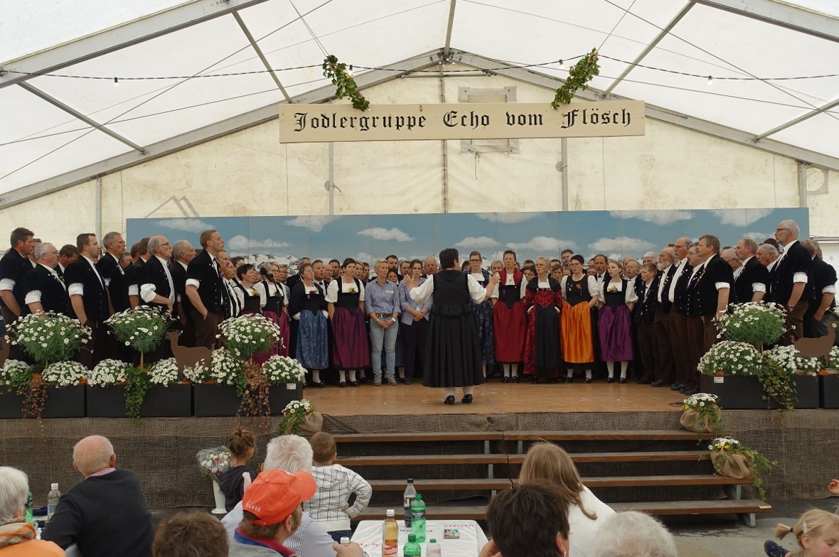 Der imposante Gesamtchor unter der Leitung von Silvia Zbären schloss das Jodlertreffen Obersimmental-Saanenland-Pays-d’Enhaut an der Lenk ab.