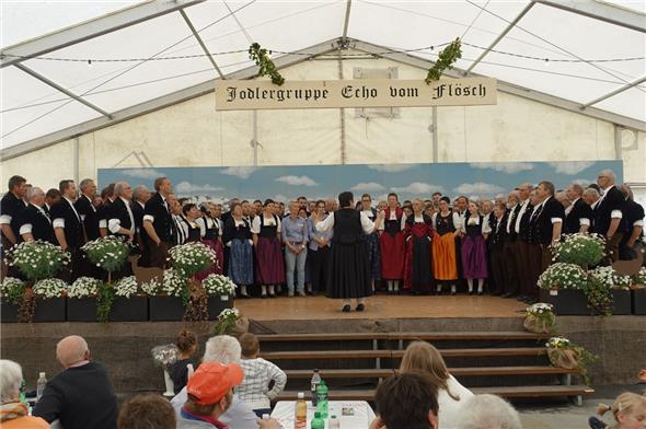 Der imposante Gesamtchor unter der Leitung von Silvia Zbären schloss das Jodlertreffen Obersimmental-Saanenland-Pays-d’Enhaut an der Lenk ab.