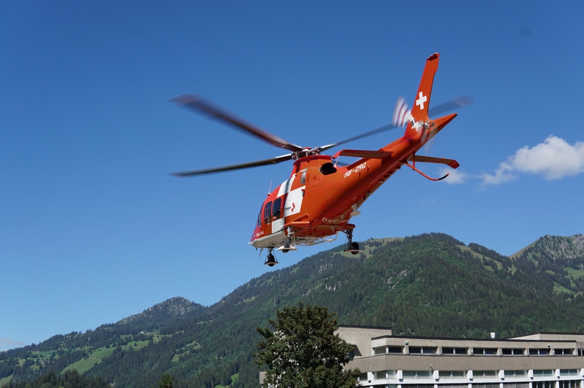 Der in Zweisimmen stationierte Rega-Helikopter beim Abflug vom Spital Zweisimmen.