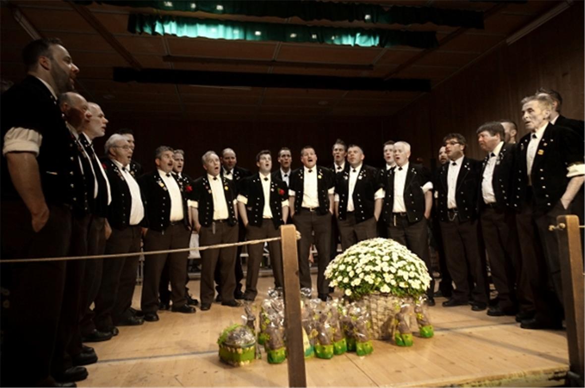 Der jubilierende Jodlerklub Flüehblüemli Därstetten schenkte seinem Präsidenten ...