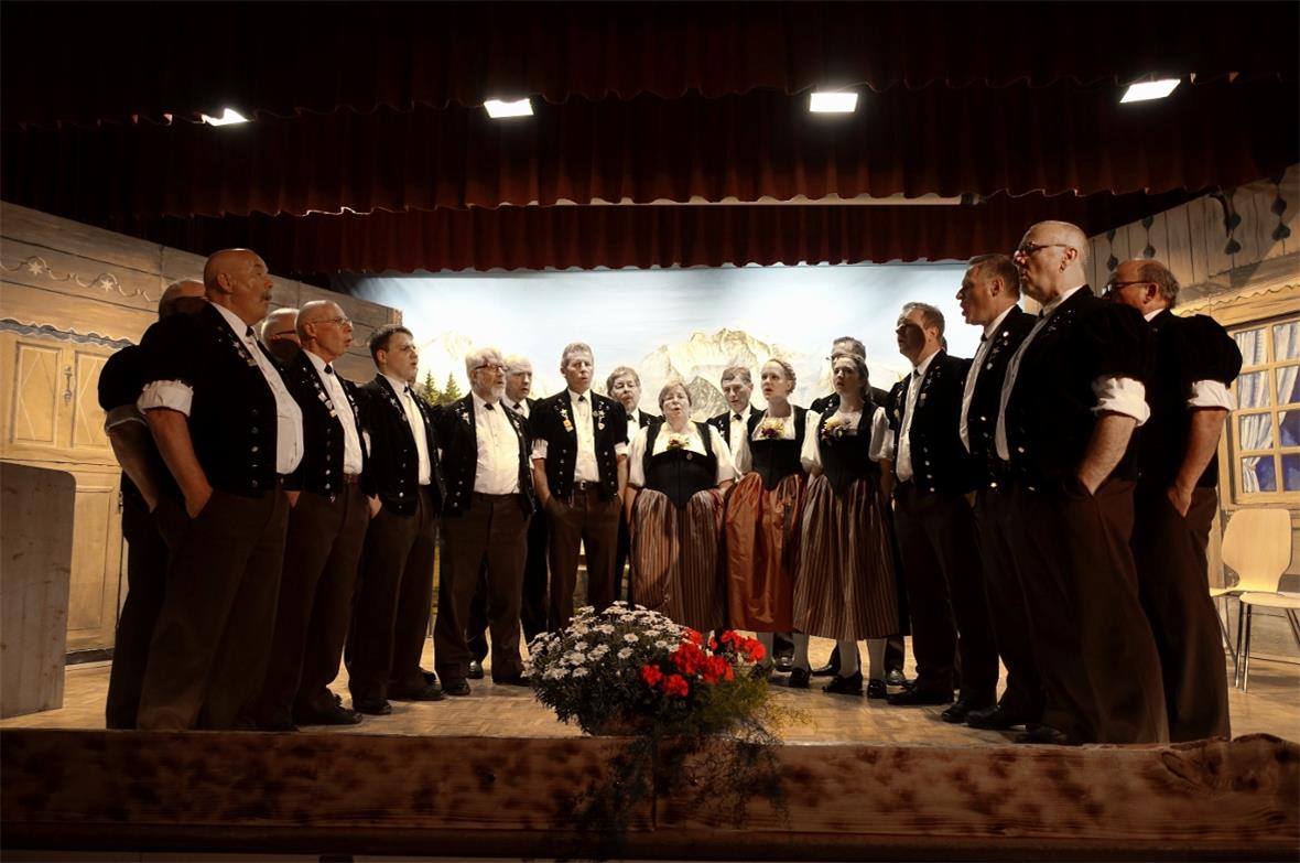 Der jubilierende Jodlerklub Wimmis sang mit Kari Springs Worten im Jodellied «Üsers Dorf» dem Publikum aus dem Herzen.