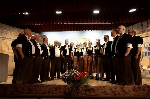 Der jubilierende Jodlerklub Wimmis sang mit Kari Springs Worten im Jodellied «Üsers Dorf» dem Publikum aus dem Herzen.