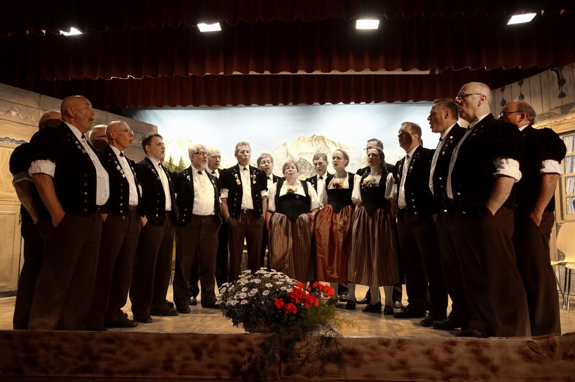 Der jubilierende Jodlerklub Wimmis sang mit „Üsers Dorf“ dem Publikum aus dem He...