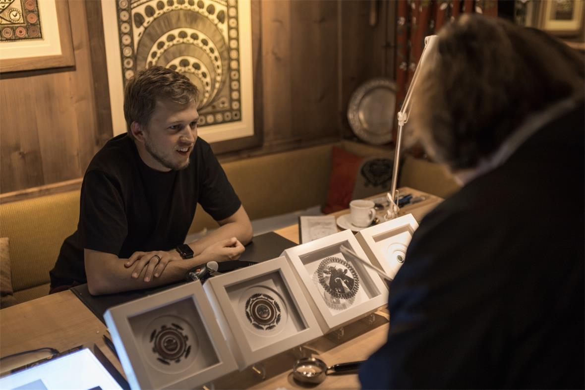 Der junge Zweisimmer Scherenschnittkünstler Marc Schweizer zeigte seinen kunstvo...