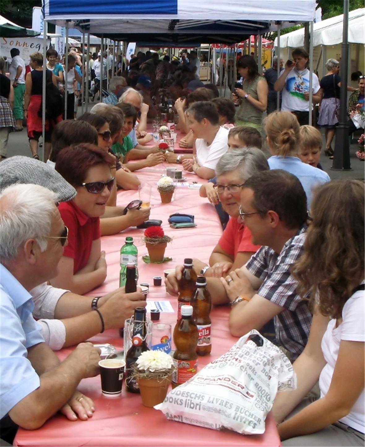 Der längste Tisch von Zweisimmen und das Sommerwetter luden zum gemütlichen Verweilen und Geniessen der zahlreichen Köstlichkeiten.