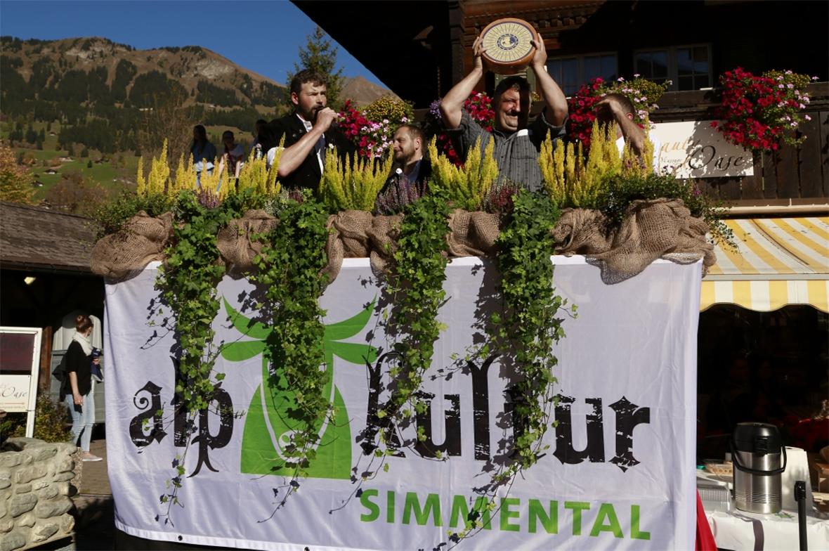 Der letztjährige Älplerfest Käse wird versteigert. 290 Franken haben die acht Ki...