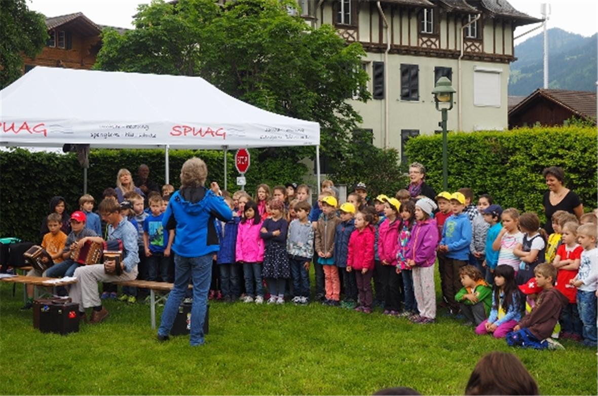 Der musikalische Beitrag der Schulkinder (1. bis 3. Klasse) mit ihren Lehrerinne...