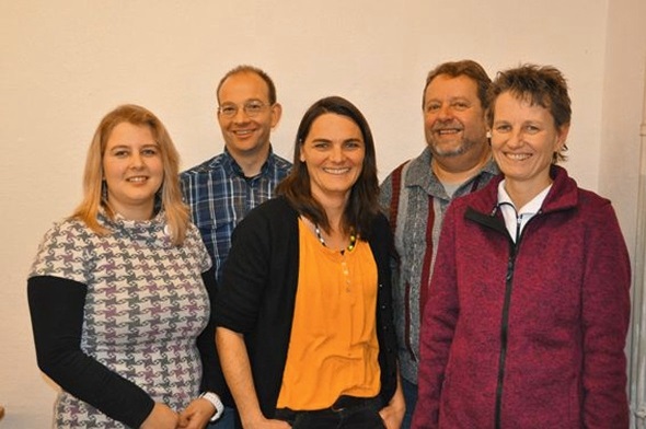Der neu gewählte Vorstand der Theatergruppe Szenewächsel (v.l.n.r.): Sabrina Grünenwald, Urs Roos, Christine Schwizgebel, Gottfried Janz und Franziska Janz.