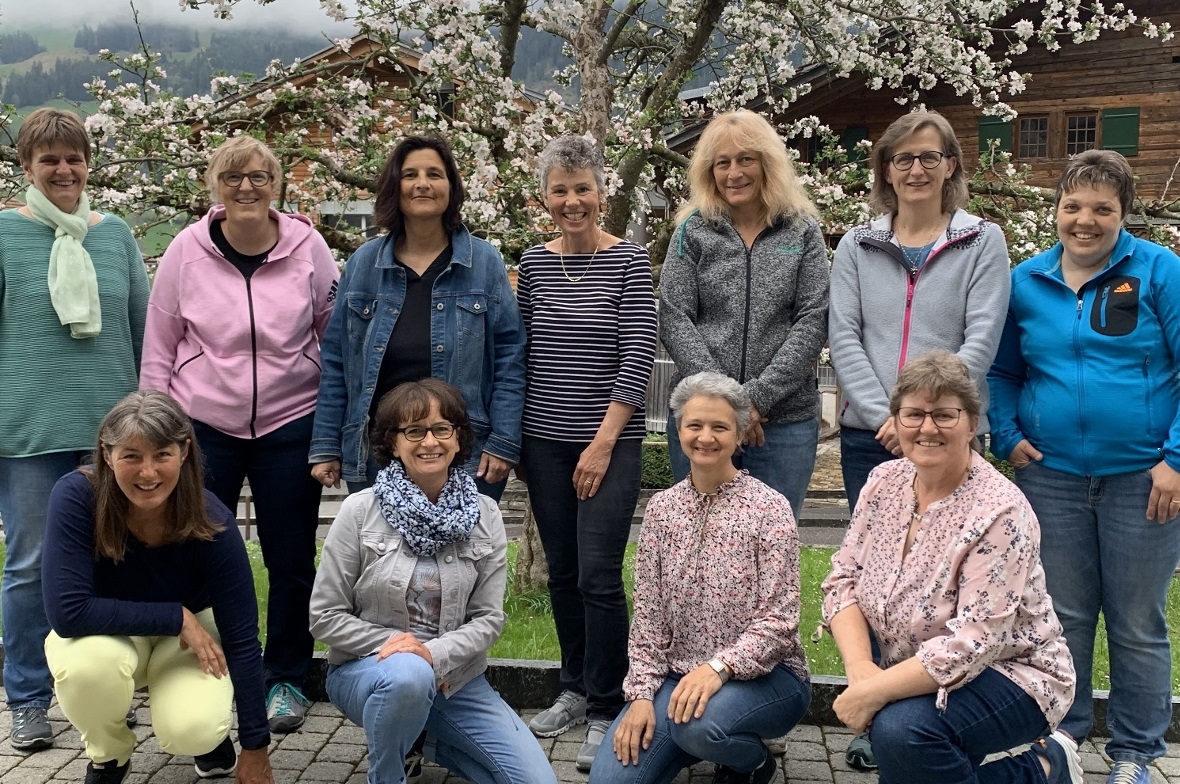 Der neue Gesamtvorstand mit (hintere Reihe): Claudia Streun, Daniela Pieren, Andrea Willener, Renate Lanz, Doris Wälti, Monika Vorderegger, Marlis Schmid. Vorne: Katja Hinni, Anni Balsiger, Jolanda Fähndrich sowie Ursula Regamey.