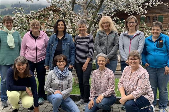 Der neue Gesamtvorstand mit (hintere Reihe): Claudia Streun, Daniela Pieren, Andrea Willener, Renate Lanz, Doris Wälti, Monika Vorderegger, Marlis Schmid. Vorne: Katja Hinni, Anni Balsiger, Jolanda Fähndrich sowie Ursula Regamey.