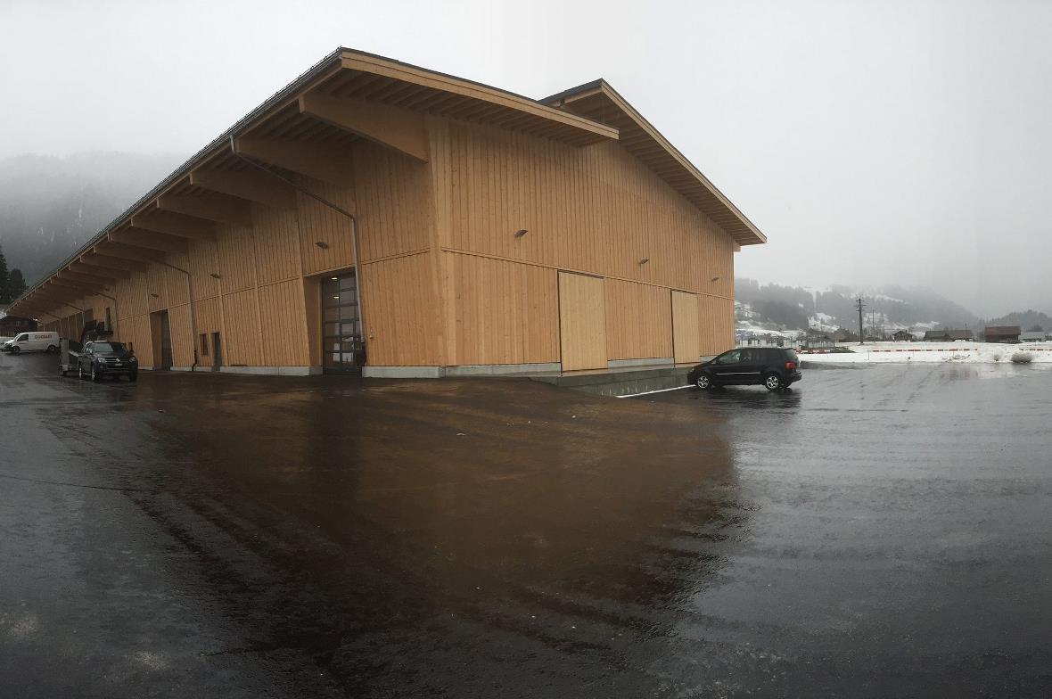 Der neue Gratis-Parkplatz befindet sich bei der neuen Simmental Arena und ist von der Hauptstrasse her zugänglich.