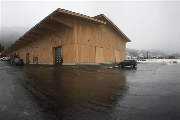 Der neue Gratis-Parkplatz befindet sich bei der neuen Simmental Arena und ist von der Hauptstrasse her zugänglich.