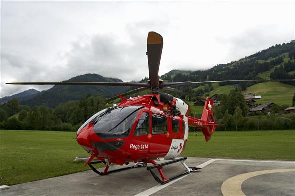 Der neue Helikopter vom Typ H145 mit 5-Blatt-Rotor mit der Kennung HB-ZQO am vergangenen Montag auf der Rega-Basis in Zweisimmen.