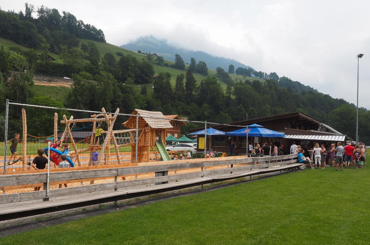 Der neue Kinderspielplatz in der Au Erlenbach wird offiziell eröffnet.