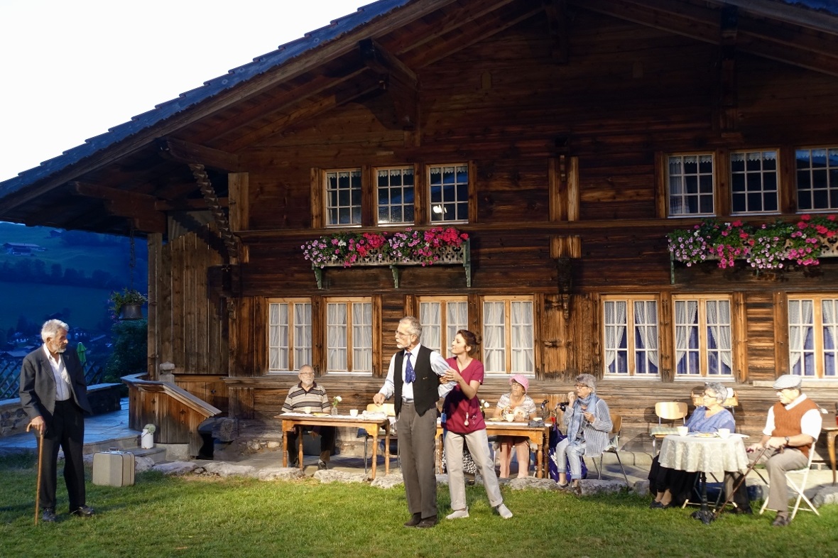 Der neue Mitbewohner (Manfred Stucki) wird durch den über korrekten Heimbewohner...