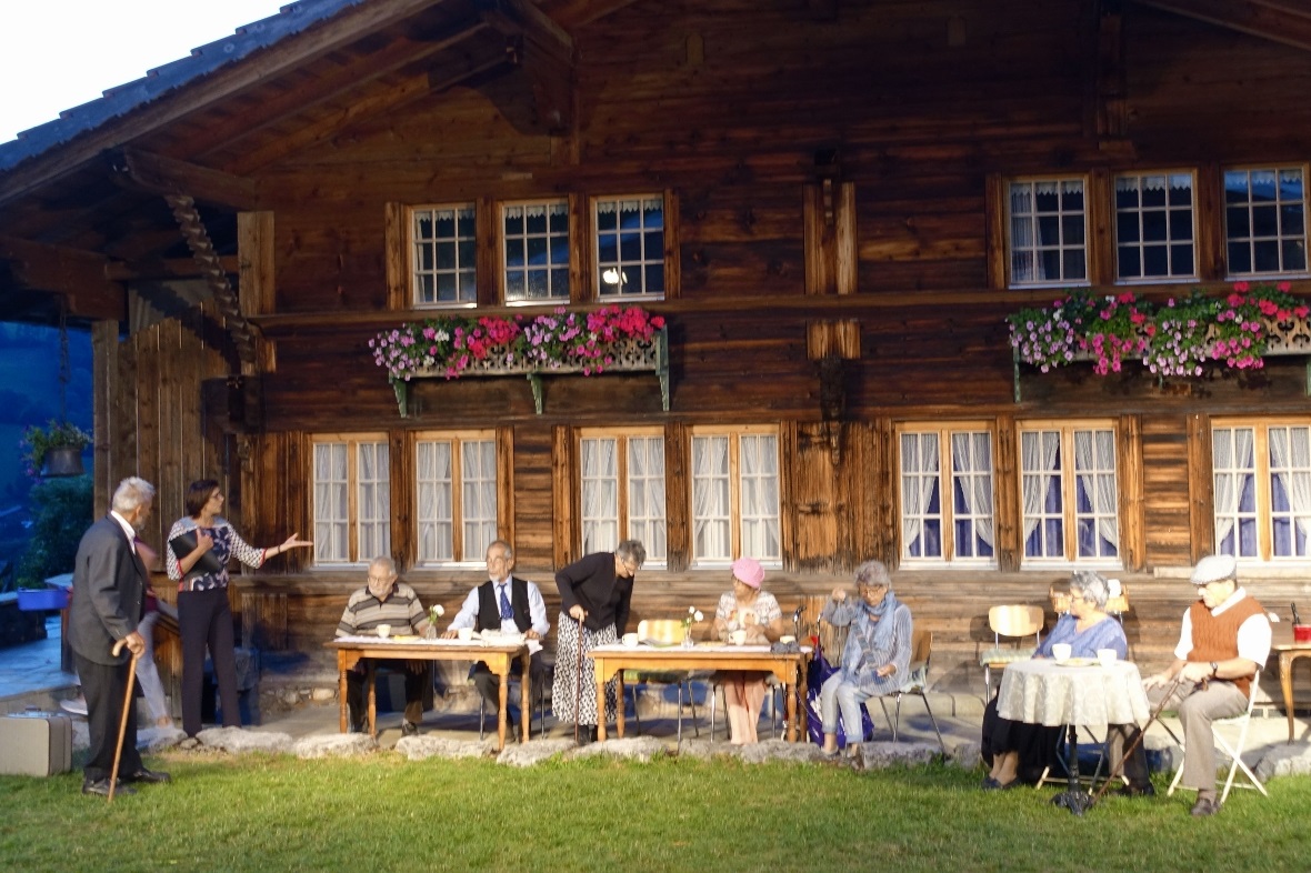 Der neue Mitbewohner (Manfred Stucki) wird durch die Heimleiterin (Heidi Wampfle...