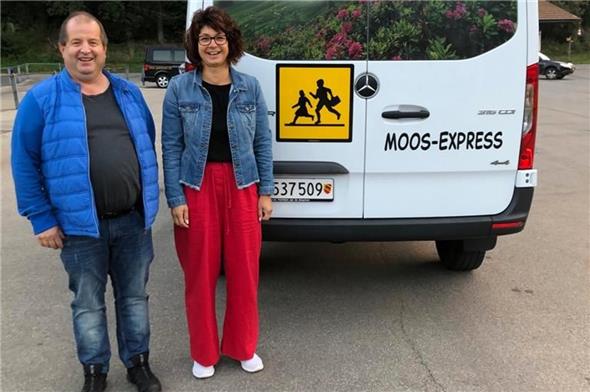Der neue «Moos-Express» mit den Fahrern Fränzi Rösti und Edwin Gobeli.