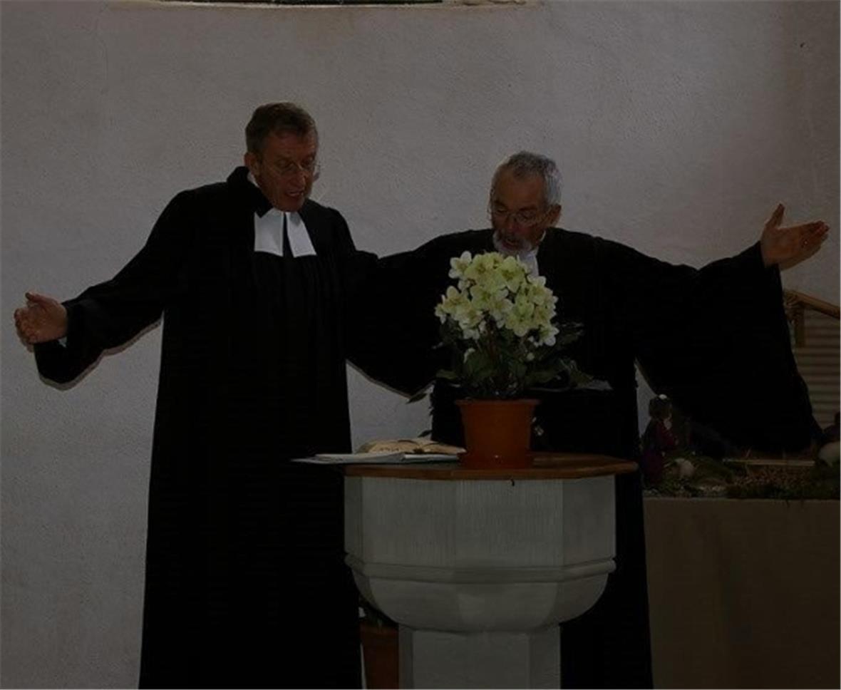 Der neue Pfarrer Daniel Guggisberg (links) und Pfarrer Klaus Völlmin (rechts) segnen die Gemeinde.