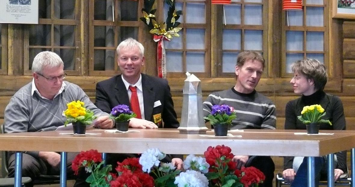 Das Volk hat uns Vertrauen geschenkt – an der Zukunft müssen wir selber bauen Der neue Präsident Bernhard Hari, der wiedergewählte Feld-Chef Christian Schranz, der neue Pistolen-Chef Peter Schmid und die neue Sekretärin Daniela Haldemann in der Gaststube (von links nach rechts).